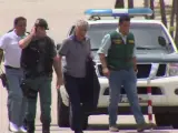Angel María Villar (c), presidente de la RFEF, a su llegada a la sede de la Federación, en Las Rozas (Madrid), detenido por la Guardia Civil por presuntas irregularidades delictivas en su gestión.