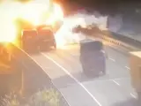 Espectacular explosi&oacute;n de dos camiones en China