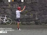 Alberto Contador pide un cambio de bicicleta antes de subir el puerto del Telegraph, en la decimoséptima etapa del Tour.