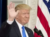 El presidente estadounidense Donald Trump da un discurso durante la primera reunión de la Comisión de Integridad Electoral en Estados Unidos.