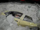 Un coche cubierto por escombros como consecuencia de un terremoto de 6,4 grados de magnitud en la escala de Richter en la isla griega de Kos.