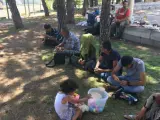 Parte del grupo de refugiados instalado en el parque de la mezquita de la M-30 de Madrid.