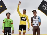Composición final del podio del Tour 2017, con Rigoberto Urán (segundo), Chris Froome (primero) y Romain Bardet (tercero).