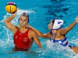 La waterpolista española Beatriz Ortiz lanza ante la defensa de la griega Nikoleta Eleftheriadou, durante el partido de cuartos de final, en el Mundial de Natación de Budapest (Hungría).