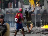 Enfrentamientos entre la policía chavista y los manifestantes de la oposición en la primera jornada de la huelga de 48 horas contra la Asamblea Constituyente del 30 de julio.