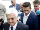 El futbolista del Betis Rubén Castro a su llegada a los juzgados junto a su abogado.