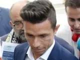 El futbolista Rubén Castro a su llegada a los juzgados junto a su abogado.