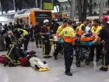 El Ayuntamiento de Barcelona ha activado su Protocolo de Actuación por Múltiples Víctimas. Hasta el lugar del accidente se han desplazado 11 vehículos de Bomberos, seis ambulancias medicalizadas y diversas patrullas de la Guardia Urbana y nueve de Mossos d'Esquadra.