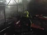 Bombero trabajando en la extinción del incendio