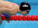 Mireia Belmonte, lanzándose a la piscina en los Mundiales de Budapest.