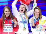 Sidney Pickrem, de Canadá, Katinka Hosszu, de Hungría y Mireia Belmonte, de España, con sus medallas logradas en la prueba de los 400 metros estilos del Mundial de Budapest.