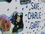 Imagen de una pancarta en apoyo al bebé Charlie Gard.