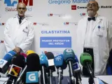 Los doctores Alberto Tejedor y Alberto Lázaro posan en el Gregorio Marañón.