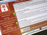Un programador muestra la captura de pantalla en la que se pide un rescate en bitcoins por los documentos encriptados con el virus 'WannaCry'.