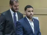 Pablo Ibar, acompañado de sus abogados José Nascimento y Benjamin Waxman (detrás), llega a una audiencia en el tribunal de Fort Lauderdale.