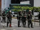 Militares vigilan afuera del edificio principal del Ministerio Público en Caracas (Venezuela).