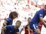 Morata remata de cabeza un balón durante el encuentro por la Community Shield frente al Arsenal