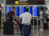 Colas para acceder al control de seguridad del Aeropuerto de Barcelona-El Prat durante los paros de los trabajadores de Eulen.