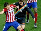 Kranevitter y Jonathan Viera pelean por un balón en el Atlético - Rayo.