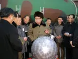 El líder norcoreano Kim Jong-un hablando con científicos sobre las instalaciones nucleares de Corea del Norte.