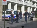 Imagen de un grupo de policías franceses después de que seis militares hayan resultado heridos tras ser arrollados por un vehículo en la localidad de Levallois-Perret.
