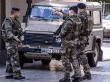 Varios militares en el lugar en el que se ha producido el atropello a un grupo de militares en Levallois Perret, a las afueras de París (Francia).
