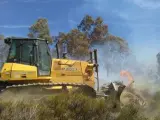 Un bulldozer del Infoex en el incendio de Alcántara