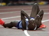 El británico Mo Farah se lamenta en el suelo tras lograr la medalla de plata en la prueba de 5000 metros en los Campeonatos del Mundo de Atletismo