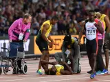 Usain Bolt, en el suelo tras su lesión en la carrera del 4x100, la última de su vida.