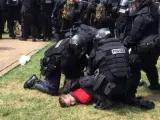 La Policía de Virginia arrestó a varios manifestantes tras declararse ilegal la concentración de supremacistas blancos en Emantipation Park, Charlottesville.