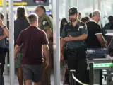 Agentes de la Guardia Civil custodian los accesos a las puertas de embarque en el aeropuerto de Barcelona.