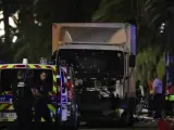 El camión que ha arrollado a decenas de personas en las calles de Niza.