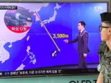 Un soldado surcoreano muestra en la pantalla de una televisión un gráfico de la distancia que separa Corea del Norte y Guam.