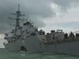 Vista de los da&ntilde;os en el casco del destructor de misiles guiados estadounidense USS John S McCain es remolcado al puerto de Singapur tras chocar con un barco mercante al este de Singapur y el Estrecho de Malaca.