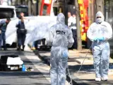 El equipo forense de la policía francesa en la parada de autobús que ha sido embestida por un vehículo en Marsella.