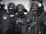 Miembros de las Brigadas de Intervención e Investigación durante el asalto en Saint Denis.