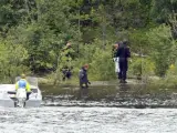 Efectivos de la Policía investigando en la isla de Utoya, Noruega.