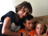 Juana Rivas con sus hijos.