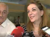 María José Carrascosa con su padre a su llegada a Manises