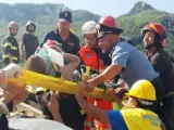 Efectivos de los bomberos rescatan tras más de 14 horas a uno de los tres niños atrapados en su casa por el seísmo registrado en Ischia.