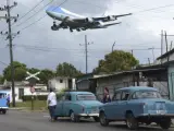 El cubano Yander Alberto Zamora de los Reyes capta el momento en el que el avión presidencial de Estados Unidos aterriza en La Habana.