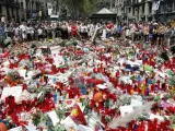Homenaje improvisado a las víctimas del atentado de Barcelona y Cambrils en el mosaico de Miró en la Rambla.