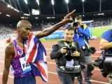 El británico Mo Farah celebra después de ganar la carrera de 5000 metros masculina.