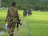 Un soldado birmano camina en el estado de Rakhine (Birmania), cerca del lugar donde se ha producido un enfrentamiento entre militares y rohinyás.