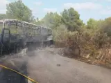 Un incendio en un autocar en la carretera de Calas de Mallorca aCala Murada.