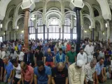 Musulmanes rezan en la mezquita de la M-30.