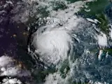 Fotografía de la tormenta tropical Harvey, convertida en huracán, en el Golfo de México.
