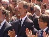 El rey, Rajoy, Puigdemont y Colau encabezan un minuto de silencio en Barcelona.