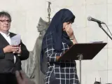 Hafida Oukabir, hermana de Driss y Moussa, ha leído un discurso en la concentración contra el terrorismo en Ripoll.