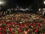 Cientos de personas homenajean en la Rambla de Barcelona a las víctimas de los atentados en Cataluña.